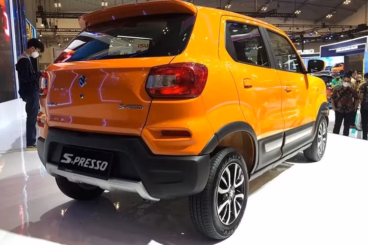 Những thông số này được đánh giá là sẽ phù hợp với điều kiện đường sá tại Indonesia. Tuy có kích thước nhỏ bé nhưng Suzuki S-Presso lại được thiết kế theo phong cách mạnh mẽ và rắn rỏi. Đó là lý do vì sao hãng Suzuki gọi mẫu xe này là SUV cỡ nhỏ. Được biết, cảm hứng thiết kế S-Presso bắt nguồn từ những mẫu SUV biểu tượng của hãng Suzuki.