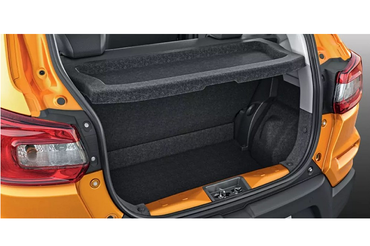 Bên trong Suzuki S-Presso 2022 là không gian nội thất 4 chỗ ngồi với ghế bọc nỉ phối 2 màu. Đặc biệt, xe còn được trang bị bảng đồng hồ kỹ thuật số nằm phía trên màn hình thông tin giải trí thay vì sau vô lăng như thiết kế nội thất ô tô thông thường. Màn hình thông tin giải trí dạng cảm ứng của xe có kích thước 6,8 inch, nằm bên trên nút bấm đóng/mở cửa sổ chỉnh điện và bật/tắt đèn cảnh báo nguy hiểm.