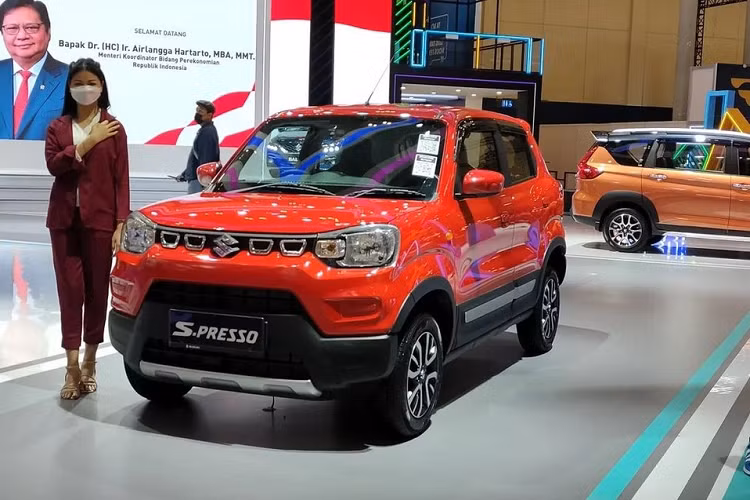 "Trái tim" của Suzuki S-Presso 2022 tại thị trường Indonesia là động cơ xăng K10B 3 xi-lanh thẳng hàng, dung tích 1.0L, tạo ra công suất tối đa 68 mã lực và mô-men xoắn cực đại 90 Nm. Theo hãng Suzuki, điểm mạnh của động cơ này nằm ở khả năng tiết kiệm xăng. Tuy nhiên, hãng Suzuki lại không công bố con số cụ thể. Chỉ biết rằng, động cơ sẽ kết hợp với hộp số sàn hoặc hộp số tự động.