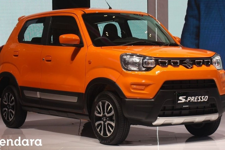 Cụ thể, Suzuki S-Presso 2022 có chiều dài chỉ 3.565 mm, chiều rộng 1.520 mm, chiều cao 1.565 mm và chiều dài cơ sở 2.380 mm. Như vậy, so với những mẫu SUV hạng A đang bán tại Indonesia như Toyota Raize hay Kia Sonet, Suzuki S-Presso 2022 nhỏ hơn đáng kể. Ngoài ra, mẫu xe đô thị này còn sở hữu chiều cao gầm 180 mm và bán kính vòng quay 4,5 m.