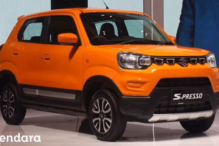 Cụ thể, Suzuki S-Presso 2022 có chiều dài chỉ 3.565 mm, chiều rộng 1.520 mm, chiều cao 1.565 mm và chiều dài cơ sở 2.380 mm. Như vậy, so với những mẫu SUV hạng A đang bán tại Indonesia như Toyota Raize hay Kia Sonet, Suzuki S-Presso 2022 nhỏ hơn đáng kể. Ngoài ra, mẫu xe đô thị này còn sở hữu chiều cao gầm 180 mm và bán kính vòng quay 4,5 m.