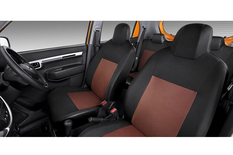 Tiếp đến là bộ vành hợp kim 14 inch, sơn 2 màu thể thao, cũng như nẹp thân xe và nẹp hốc bánh màu đen theo đúng truyền thống của phân khúc SUV. Đằng sau xe xuất hiện cánh gió mui tích hợp đèn phanh trên cao và đèn hậu hình chữ "C". Tương tự cản trước, cản sau của xe cũng tích hợp tấm ốp gầm giả màu bạc nhằm tạo vẻ đẹp khỏe khoắn cho mẫu SUV đô thị này.