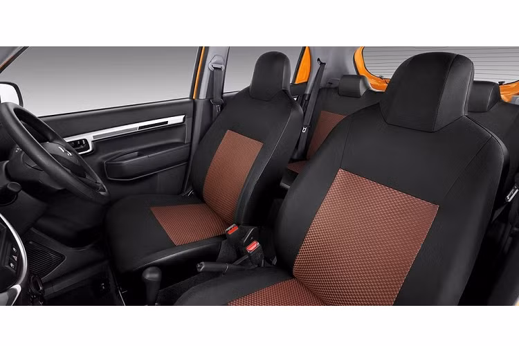 Tiếp đến là bộ vành hợp kim 14 inch, sơn 2 màu thể thao, cũng như nẹp thân xe và nẹp hốc bánh màu đen theo đúng truyền thống của phân khúc SUV. Đằng sau xe xuất hiện cánh gió mui tích hợp đèn phanh trên cao và đèn hậu hình chữ "C". Tương tự cản trước, cản sau của xe cũng tích hợp tấm ốp gầm giả màu bạc nhằm tạo vẻ đẹp khỏe khoắn cho mẫu SUV đô thị này.