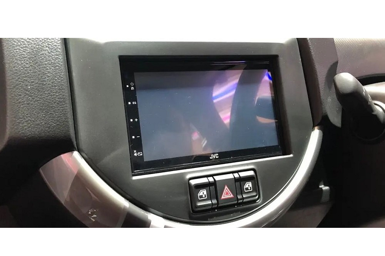 Ngoài ra, xe còn được trang bị nhiều ngăn chứa đồ rải rác bên trong nội thất, mang lại sự tiện lợi cho người dùng. Là xe giá rẻ nên Suzuki S-Presso 2022 đương nhiên được trang bị khá "nghèo nàn". Những tính năng an toàn của xe chỉ có phanh đĩa trước, phanh tang trống sau, 2 túi khí trước, cảm biến hỗ trợ đỗ xe phía sau và hệ thống chống bó cứng phanh ABS.