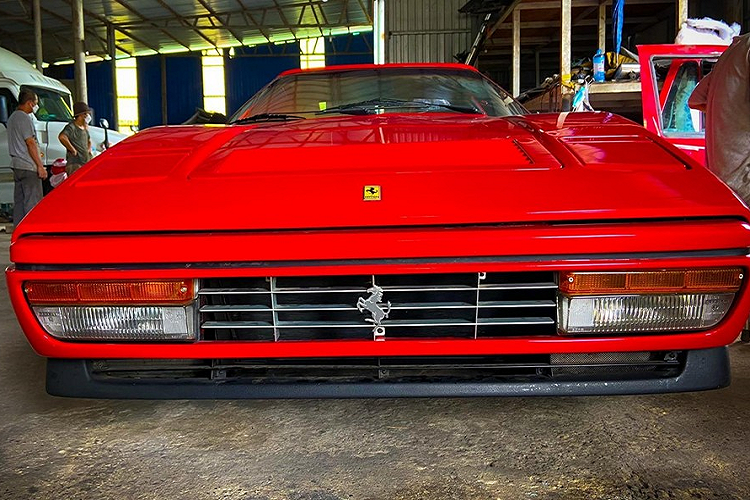 Chiếc Ferrari 328 GTS cổ về Việt Nam sở hữu màu sơn đỏ Rosso Corsa, 1 trong những bộ áo truyền thống của hãng xe đến từ Ý này. Ngoài ra, ngoại thất xe còn có nhiều chi tiết sơn đen hoặc mạ crôm và tất nhiên không thể bỏ qua điểm nhấn chính là bộ mâm 5 chấu đơn khỏe khoắn được thiết kế lõm vào trong.