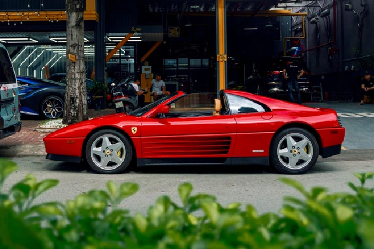 Vòng ra phía đuôi xe, Ferrari 328 GTS nhận được cặp đèn hậu đôi, cản va sau thể thao với cặp ống xả kép đặt đối xứng. Trong cách đặt tên xe của mình, Ferrari lý giải GTS là viết tắt của Gran Turismo Spider ám chỉ một chiếc xe mui trần, riêng con số 328 ám chỉ động cơ và dung tích xi-lanh của xe.