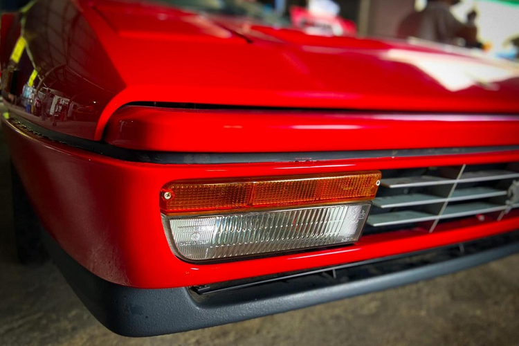 Kiểu mui xe Ferrari 328 GTS là Targa, 1 loại mui mở khá thú vị mà có lẽ khách Việt đã quá quen với những chiếc Porsche 911 Targa. Thiết kế xe gây ấn tượng mạnh với kiểu đèn pha thò thụt, xe có đèn sương mù và đèn xi-nhan cỡ lớn và nối với chúng là lưới tản nhiệt với các thanh ngang của xe.