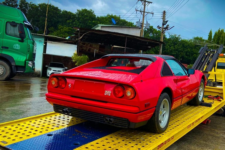 Hình ảnh chụp lại cho thấy, chiếc xe Ferrari 328 GTS với tuổi đời hơn 35 năm nằm trên xe cứu hộ biển số Việt Nam. Hiện vẫn chưa rõ chiếc siêu xe Ferrari 328 GTS này được nhập theo diện thanh lý hay lại mang biển Lào và Campuchia như các mẫu xe Ferrari "cổ" khác nhưng sự có mặt của 328 GTS cũng giúp cho dàn xe "ngựa chồm" tại Việt Nam đa dạng hơn về phiên bản. 