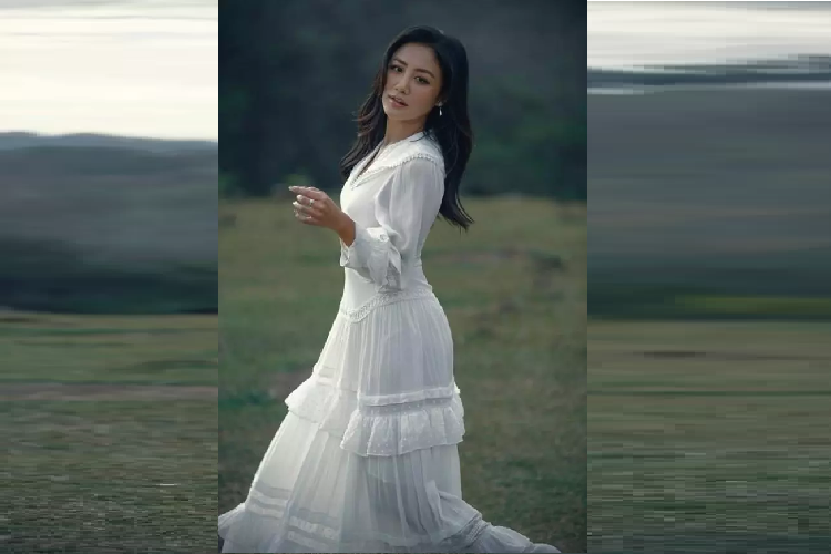 Dù xuất hiện với hình tượng của một người phụ nữ dịu dàng cùng gương mặt buồn bã, đầy tâm trạng nhưng không ít người hâm mộ khẳng định nữ ca sĩ nên đi thi hoa hậu vì visual và vóc dáng quá xuất sắc.