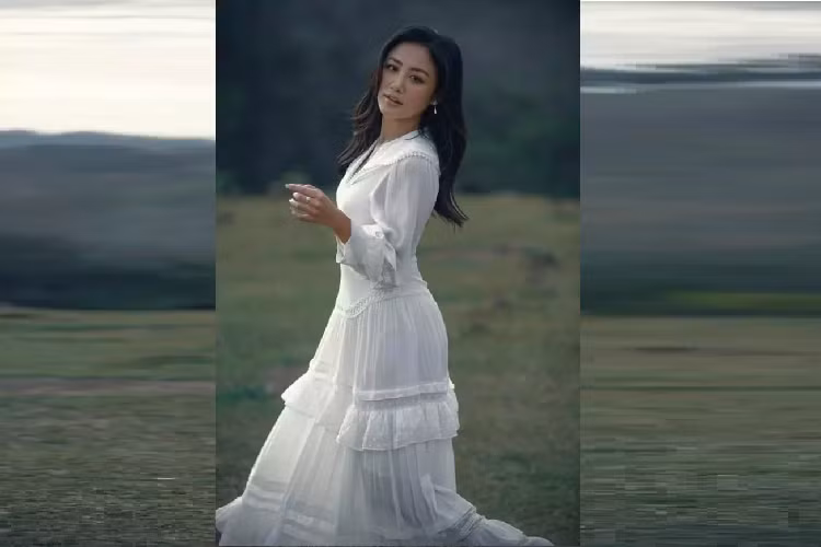 Dù xuất hiện với hình tượng của một người phụ nữ dịu dàng cùng gương mặt buồn bã, đầy tâm trạng nhưng không ít người hâm mộ khẳng định nữ ca sĩ nên đi thi hoa hậu vì visual và vóc dáng quá xuất sắc.