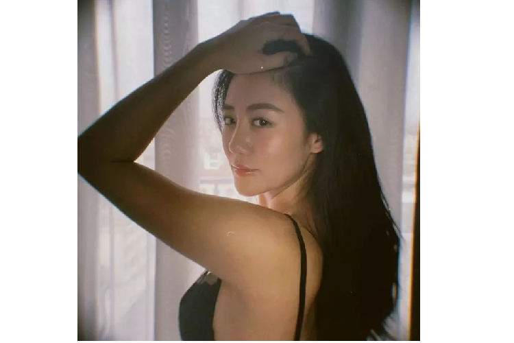 Được biết, bên cạnh đầu tư nhiều thời gian cho chu trình chăm sóc da sáng-tối, Văn Mai Hương cho biết có thói quen tiêm Hyaluronic Acid (HA) trực tiếp lên da để lấp đầy các rãnh nhăn, tăng khả năng giữ ẩm cho da, trẻ hóa da. Việc chăm tập thể dục, chơi golf cũng giúp cô cải thiện vóc dáng, cân bằng sức khỏe tinh thần và hỗ trợ da đào thải độc tố, tăng cường tuần hoàn máu.