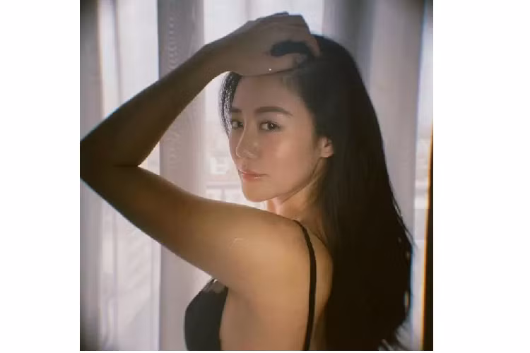 Được biết, bên cạnh đầu tư nhiều thời gian cho chu trình chăm sóc da sáng-tối, Văn Mai Hương cho biết có thói quen tiêm Hyaluronic Acid (HA) trực tiếp lên da để lấp đầy các rãnh nhăn, tăng khả năng giữ ẩm cho da, trẻ hóa da. Việc chăm tập thể dục, chơi golf cũng giúp cô cải thiện vóc dáng, cân bằng sức khỏe tinh thần và hỗ trợ da đào thải độc tố, tăng cường tuần hoàn máu.