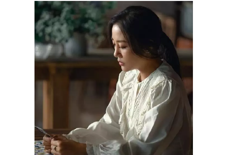 Có thể thấy, sắc màu trắng rất hợp với ca sĩ sinh năm 1994. Trong một bộ ảnh khác, Văn Mai Hương cũng từng gây chấn động vì thần thái hút hồn. 