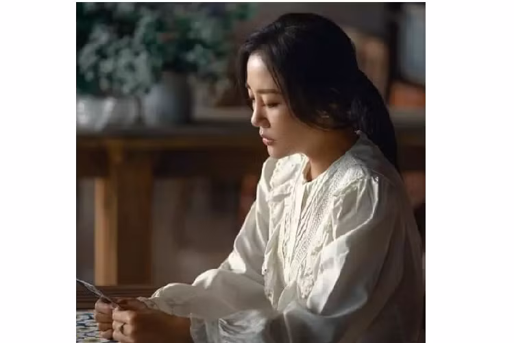 Có thể thấy, sắc màu trắng rất hợp với ca sĩ sinh năm 1994. Trong một bộ ảnh khác, Văn Mai Hương cũng từng gây chấn động vì thần thái hút hồn. 