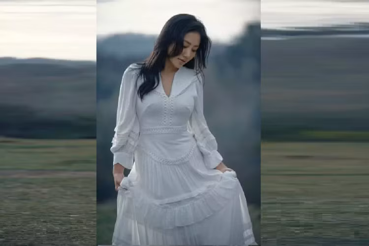 Bộ đầm maxi giấu tiệt đường cong nhưng mang đến cho giọng ca "Hương" sự cuốn hút và nhẹ nhàng rất riêng. 