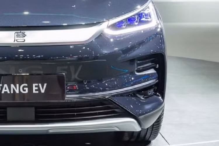 Ngoài BYD Tang EV, còn có Han EV, Qin DMi, Song Plus DMi, Dolphin, Atto 3 và Seal. Trong số đó, mới chỉ có BYD Atto 3 là hiện đã chính thức được bán tại thị trường này. Sau hơn 1 tháng ra mắt Thái Lan, BYD Atto 3 hiện đã được 10.000 khách hàng đặt mua.