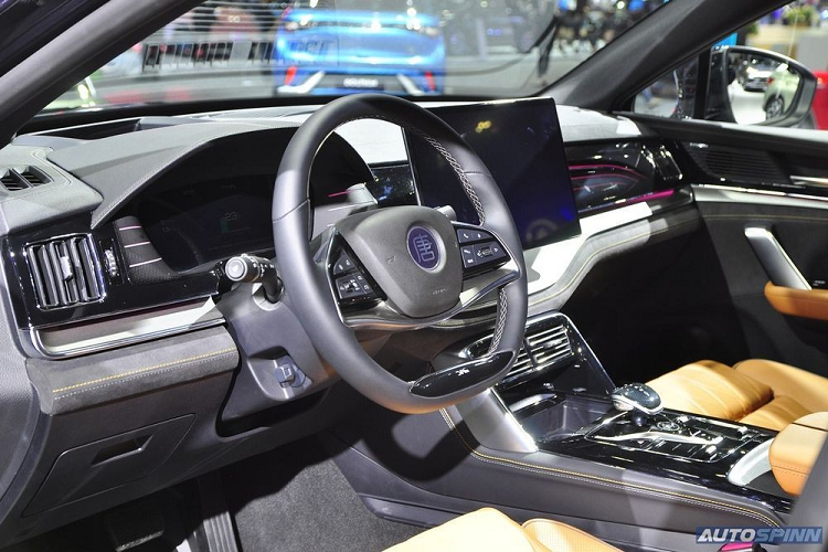 Mẫu xe này sở hữu công suất tổng cộng 517 mã lực và có hệ dẫn động 4 bánh. Với cụm pin LFP 108,8 kWh, xe có thể chạy được 730 km sau khi sạc đầy pin theo chu trình thử nghiệm CLTC tại Trung Quốc. Quãng đường di chuyển thực tế của xe có thể thấp hơn con số này.