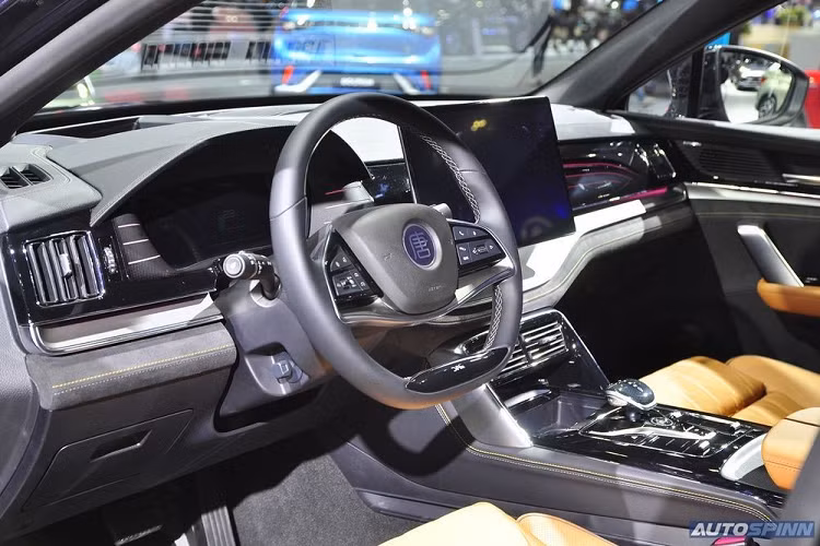 Mẫu xe này sở hữu công suất tổng cộng 517 mã lực và có hệ dẫn động 4 bánh. Với cụm pin LFP 108,8 kWh, xe có thể chạy được 730 km sau khi sạc đầy pin theo chu trình thử nghiệm CLTC tại Trung Quốc. Quãng đường di chuyển thực tế của xe có thể thấp hơn con số này.