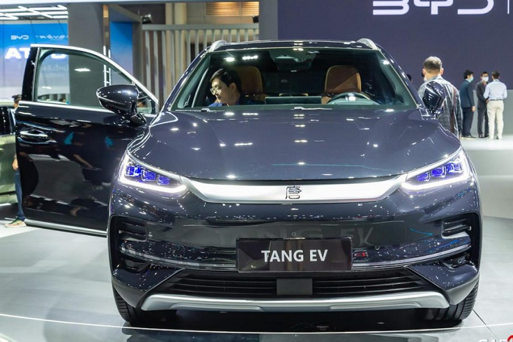 BYD Tang EV 2023 chạy điện được trang bị đèn pha LED thanh mảnh, bao quanh bằng dải đèn LED định vị ban ngày. Bên dưới là hốc gió trung tâm hình thang cỡ lớn, khe gió hình chữ "C" ở hai góc cản trước và ốp gầm màu bạc. Vòng về phía sau, chúng ta sẽ bắt gặp cụm đèn hậu LED nằm vắt ngang đuôi xe giống nhiều mẫu xe BYD khác.