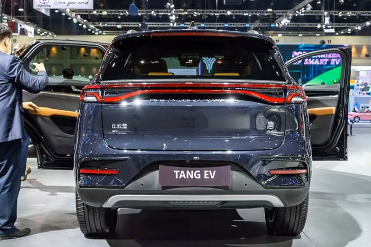 Tại khoang lái, mẫu ôtô Trung Quốc này được trang bị vô lăng vát đáy thể thao, bảng đồng hồ kỹ thuật số và màn hình cảm ứng trung tâm có kích thước 15,6 inch, không thua kém xe Tesla. Người lái có thể dùng màn hình này để chỉnh phần lớn các tính năng trên xe. Vì vậy, BYD Tang EV không có nhiều nút bấm cơ học như thường thấy.