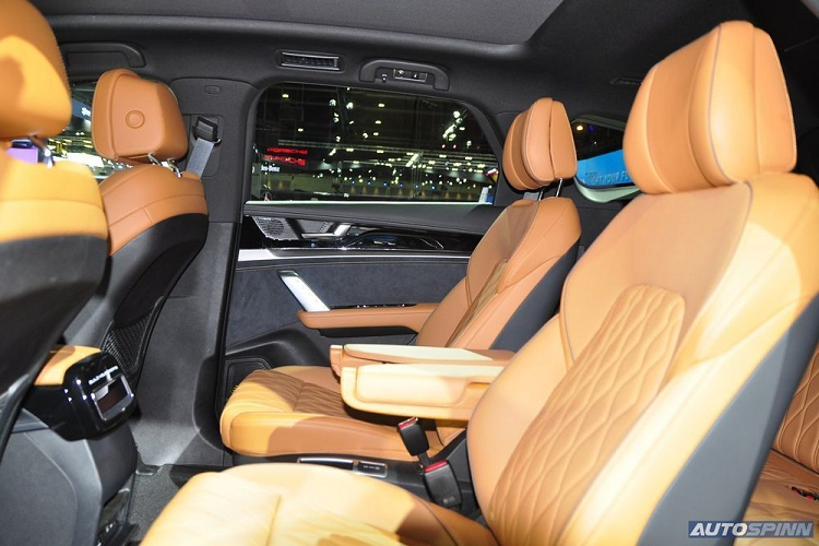 Phía dưới màn hình cảm ứng trung tâm là cửa gió điều hòa được đặt khá thấp, ngay gần với sạc điện thoại thông minh không dây và cần số. Ngoài ra, BYD Tang EV còn có cửa sổ trời toàn cảnh Panorama, tạo sự thoáng đãng cho nội thất.Nguồn cung cấp sức mạnh cho BYD Tang EV là 2 mô-tơ điện nằm trên cầu trước/cầu sau với công suất tối đa lần lượt 180 kW (241 mã lực) và 200 kW (268 mã lực).