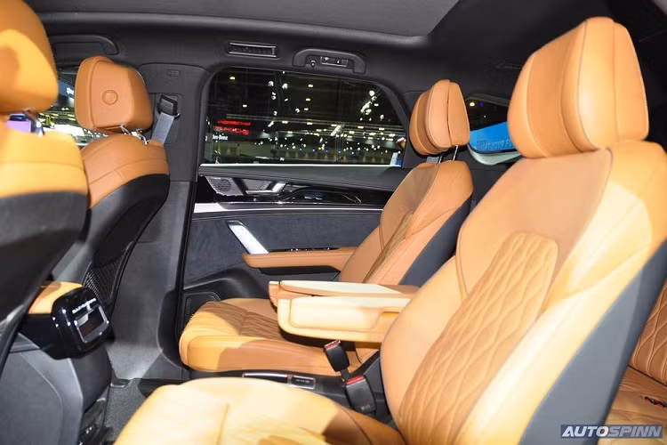 Phía dưới màn hình cảm ứng trung tâm là cửa gió điều hòa được đặt khá thấp, ngay gần với sạc điện thoại thông minh không dây và cần số. Ngoài ra, BYD Tang EV còn có cửa sổ trời toàn cảnh Panorama, tạo sự thoáng đãng cho nội thất.Nguồn cung cấp sức mạnh cho BYD Tang EV là 2 mô-tơ điện nằm trên cầu trước/cầu sau với công suất tối đa lần lượt 180 kW (241 mã lực) và 200 kW (268 mã lực).