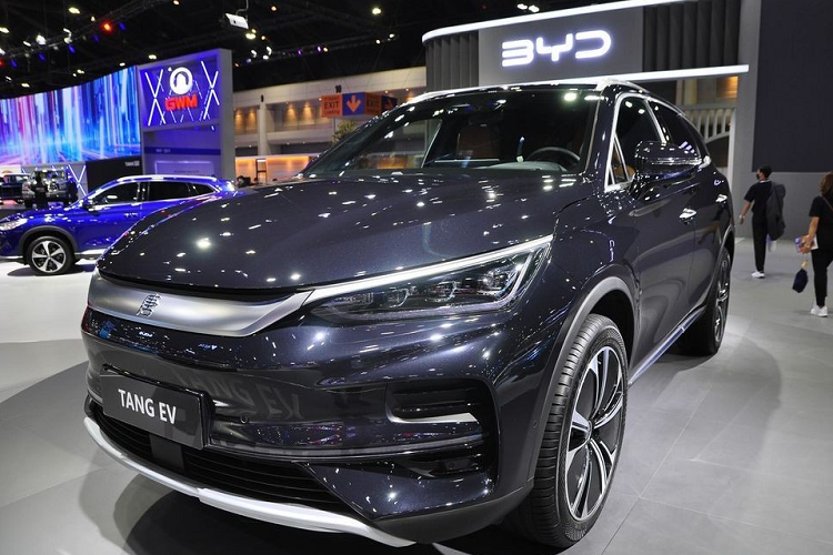 Tại triển lãm Motor Expo 2022 diễn ra tại Thái Lan vừa qua, thương hiệu BYD đã mang hàng loạt mẫu ôtô điện đến trưng bày. Một trong số đó có mẫu SUV cỡ trung BYD Tang EV 2023 mới, xe được định vị trong phân khúc SUV hạng D với kích thước bao gồm chiều dài 4.870 mm, chiều rộng 1.950 mm, chiều cao 1.725 mm và chiều dài cơ sở 2.820 mm.