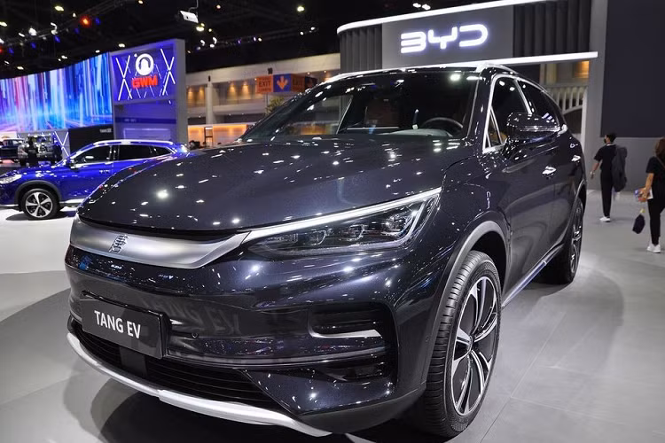 Tại triển lãm Motor Expo 2022 diễn ra tại Thái Lan vừa qua, thương hiệu BYD đã mang hàng loạt mẫu ôtô điện đến trưng bày. Một trong số đó có mẫu SUV cỡ trung BYD Tang EV 2023 mới, xe được định vị trong phân khúc SUV hạng D với kích thước bao gồm chiều dài 4.870 mm, chiều rộng 1.950 mm, chiều cao 1.725 mm và chiều dài cơ sở 2.820 mm.