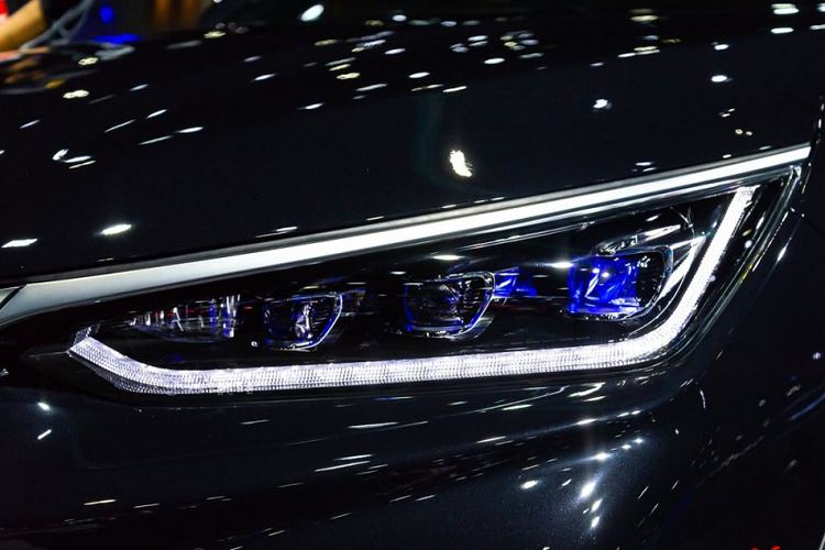 Ngoài ra, mẫu BYD Tang EV 2023 điện này còn có cánh gió mui tích hợp đèn phanh trên cao và 2 đèn phản quang nằm ngang trên cản sau. Bên trong BYD Tang EV là không gian nội thất 3 hàng ghế khá rộng rãi và được phối 2 màu. Trong đó, hàng ghế giữa chỉ có 2 ghế thương gia nhằm tạo sự sang trọng và thoải mái.