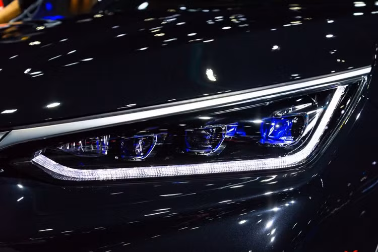 Ngoài ra, mẫu BYD Tang EV 2023 điện này còn có cánh gió mui tích hợp đèn phanh trên cao và 2 đèn phản quang nằm ngang trên cản sau. Bên trong BYD Tang EV là không gian nội thất 3 hàng ghế khá rộng rãi và được phối 2 màu. Trong đó, hàng ghế giữa chỉ có 2 ghế thương gia nhằm tạo sự sang trọng và thoải mái.