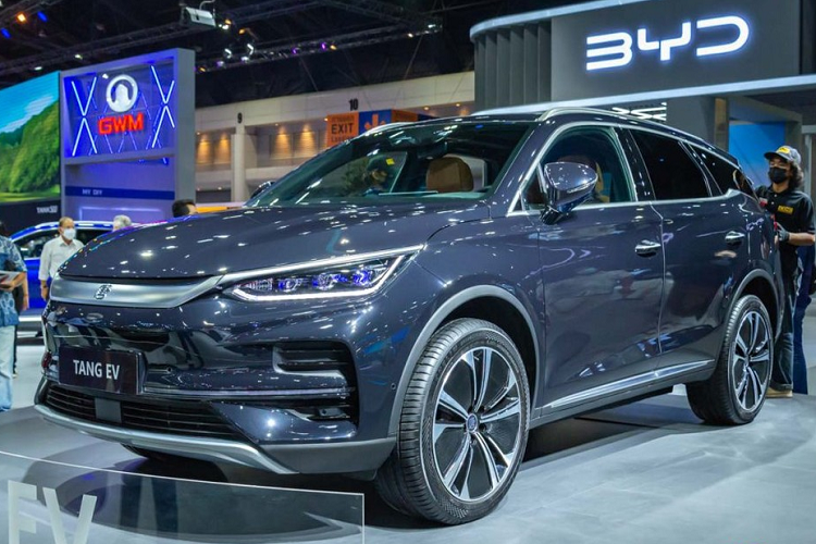 Như vậy, mẫu xe này có kích thước tương đương với Tesla Model Y mới ra mắt Thái Lan và VinFast VF8 đang bán tại Việt Nam. Cái tên "Tang" của mẫu xe này vốn bắt nguồn từ triều đại nhà Đường ở Trung Quốc. Do đó, ở nẹp màu bạc trên đầu xe có chữ "Đường" viết bằng tiếng Trung Quốc. Tương tự nhiều mẫu xe BYD khác, Tang EV cũng sở hữu thiết kế đầu xe theo phong cách Dragon Face.