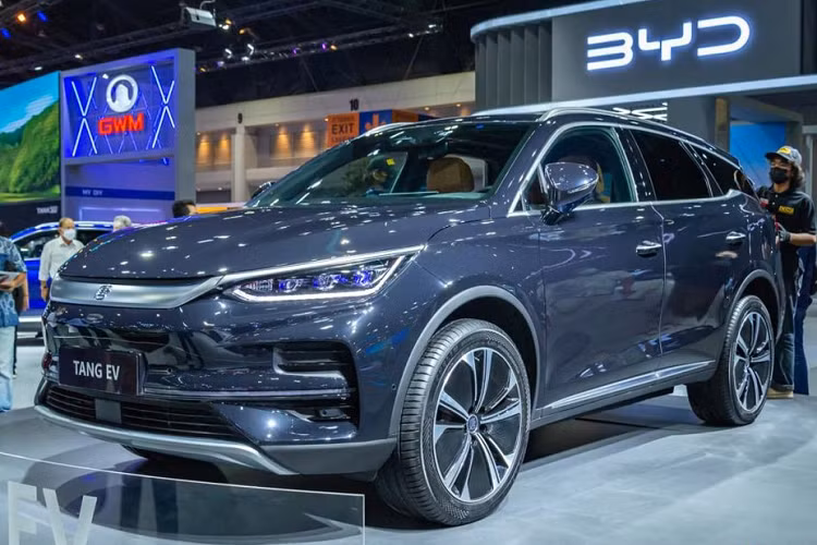 Như vậy, mẫu xe này có kích thước tương đương với Tesla Model Y mới ra mắt Thái Lan và VinFast VF8 đang bán tại Việt Nam. Cái tên "Tang" của mẫu xe này vốn bắt nguồn từ triều đại nhà Đường ở Trung Quốc. Do đó, ở nẹp màu bạc trên đầu xe có chữ "Đường" viết bằng tiếng Trung Quốc. Tương tự nhiều mẫu xe BYD khác, Tang EV cũng sở hữu thiết kế đầu xe theo phong cách Dragon Face.