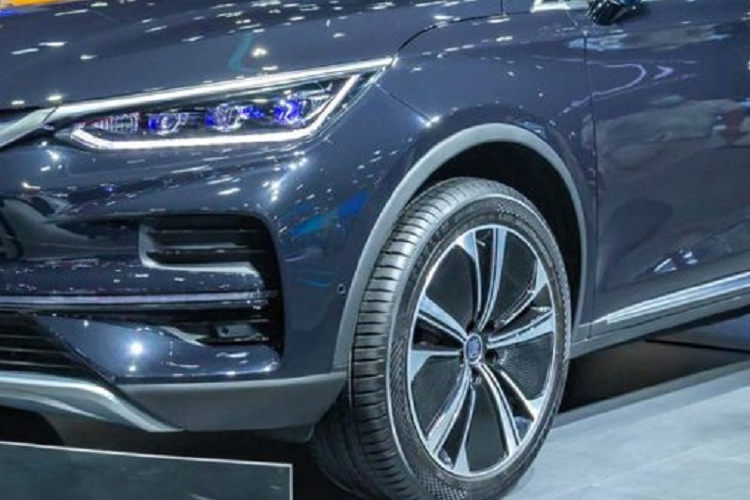 Hiện hãng BYD chưa bán Tang EV ở thị trường Thái Lan. Do đó, giá xe BYD Tang EV 2023 tại đây chưa được công bố. Ở thị trường Trung Quốc, xe có giá khởi điểm khoảng 340.000 Nhân dân tệ (tương đương 1,15 tỷ đồng). Tang EV là một trong số 7 mẫu ôtô mà thương hiệu BYD của Trung Quốc sẽ bán tại thị trường Thái Lan.