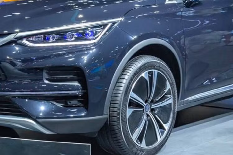 Hiện hãng BYD chưa bán Tang EV ở thị trường Thái Lan. Do đó, giá xe BYD Tang EV 2023 tại đây chưa được công bố. Ở thị trường Trung Quốc, xe có giá khởi điểm khoảng 340.000 Nhân dân tệ (tương đương 1,15 tỷ đồng). Tang EV là một trong số 7 mẫu ôtô mà thương hiệu BYD của Trung Quốc sẽ bán tại thị trường Thái Lan.