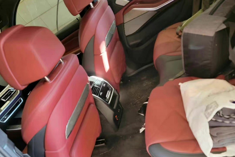 Theo thông tin trên trang web của Bộ Công nghiệp và Công nghệ Thông tin Trung Quốc, BMW X5Li 2022 có chiều dài 5.060 mm cũng như chiều dài cơ sở 3.105 mm. Như vậy, mẫu xe này dài hơn 137 mm và chiều dài cơ sở tăng đến 130 mm so với bản thường. Trong khi đó, các kích thước còn lại của xe, bao gồm chiều rộng 2.004 mm và chiều cao 1.771 - 1.779 mm, vẫn giữ nguyên. Thậm chí, BMW X5Li 2022 còn có chiều dài cơ sở ngang ngửa với người anh em X7.