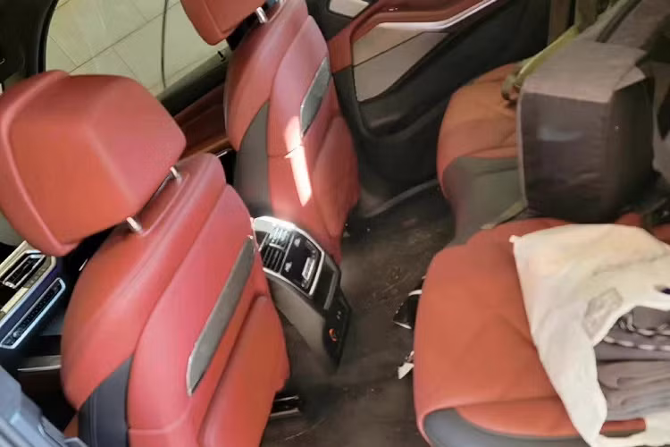 Theo thông tin trên trang web của Bộ Công nghiệp và Công nghệ Thông tin Trung Quốc, BMW X5Li 2022 có chiều dài 5.060 mm cũng như chiều dài cơ sở 3.105 mm. Như vậy, mẫu xe này dài hơn 137 mm và chiều dài cơ sở tăng đến 130 mm so với bản thường. Trong khi đó, các kích thước còn lại của xe, bao gồm chiều rộng 2.004 mm và chiều cao 1.771 - 1.779 mm, vẫn giữ nguyên. Thậm chí, BMW X5Li 2022 còn có chiều dài cơ sở ngang ngửa với người anh em X7.