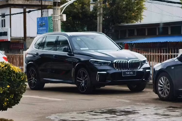 Vào hồi giữa tháng 12 năm ngoái, BMW X5 phiên bản kéo dài đã lộ diện qua những hình ảnh do Bộ Công nghiệp và Công nghệ Thông tin Trung Quốc hé lộ. Đến nay, tuy chưa chính thức ra mắt nhưng BMW X5Li 2022 đã bị bắt gặp trên đường phố Trung Quốc. Như thông tin đã đưa, đây là lần đầu tiên dòng SUV hạng sang BMW X5 có phiên bản kéo dài.