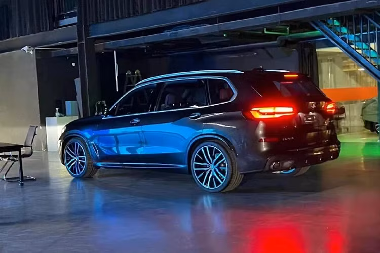 Đây là lần đầu tiên hãng BMW sản xuất dòng xe X5 tại Trung Quốc. Đồng thời, đây cũng là mẫu SUV đầu tiên của một thương hiệu nước ngoài được lắp ráp tại Trung Quốc. Ngoài ra, BMW X5 còn là mẫu SUV đầu tiên trong phân khúc có phiên bản kéo dài. Trong khi đó, 2 đối thủ đồng hương là Audi Q7 và Mercedes-Benz GLE không hề được sản xuất tại Trung Quốc, cũng không có phiên bản kéo dài.