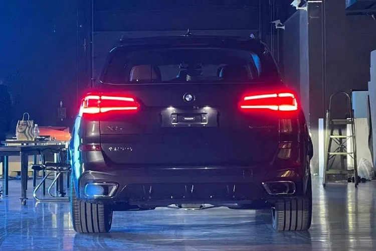 Tùy chọn động cơ thứ hai là máy xăng 6 xi-lanh, tăng áp kép, dung tích 3.0L, tạo ra công suất tối đa 329 mã lực và mô-men xoắn cực đại 450 Nm. Theo tin đồn, BMW X5Li 2022 kéo dài sẽ chính thức trình làng trong triển lãm Ô tô Bắc Kinh 2022 diễn ra vào tháng 4 năm nay. Đến giữa năm 2022, mẫu SUV hạng sang này sẽ chính thức được bán ra thị trường dưới dạng xe lắp ráp nội địa. Hãng BMW dự định sẽ sản xuất 120.000 chiếc X5Li mỗi năm.