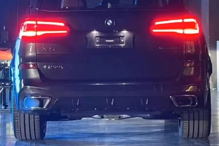 Hiện giá xe BMW X5 2022 phiên bản kéo dài tại thị trường Trung Quốc vẫn chưa được hé lộ. BMW X5 bản thường được nhập khẩu vào Trung Quốc với giá dao động từ 699.900 - 839.900 Nhân dân tệ (khoảng 2,44 - 2,93 tỷ đồng). Dự đoán, BMW X5Li 2022 lắp ráp tại Trung Quốc sẽ có giá khởi điểm khoảng 650.000 Nhân dân tệ (2,27 tỷ đồng).