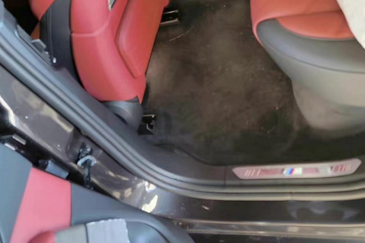 Chưa hết, BMW X5Li 2022 còn có hàng loạt chi tiết mạ crôm sáng bóng và ốp gỗ sang trọng bên trong xe. Thêm vào đó là cần số, núm xoay chỉnh các tính năng đa phương tiện và nút bấm khởi động máy bằng pha lê đặc biệt của hãng BMW. Đúng như dự đoán, hàng ghế thứ hai của BMW X5Li 2022 đã được nới rộng khoảng duỗi chân dành cho hành khách. "Trái tim" của BMW X5Li 2022 là khối động cơ xăng 4 xi-lanh, tăng áp, dung tích 2.0L, sản sinh công suất tối đa 272 mã lực và mô-men xoắn cực đại 370 Nm.