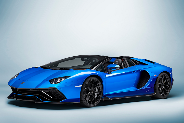 Dòng siêu xe giới hạn Lamborghini Aventador LP780-4 Ultimae vẫn được trang bị khối động cơ V12, dung tích 6.5 lit nhưng bơm ra công suất tối đa là 769 mã lực và mô-men xoắn cực đại 720 Nm những thông số này giúp LP780-4 Ultimae là chiếc siêu xe Lamborghini Aventador mạnh nhất hiện nay.