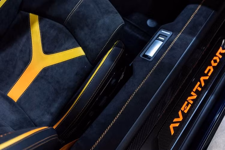 Chủ sở hữu cũng được hưởng các đặc quyền khác, chẳng hạn như xem trước các mẫu xe phiên bản giới hạn trong tương lai, một chuyến tham quan riêng đến bảo tàng của công ty và được mời tham gia các hoạt động của đại lý Lambo tại địa phương. Trước đó, hãng siêu xe Lamborghini đã phải khởi động lại việc sản xuất Aventador vào đầu năm nay sau khi tàu chở hàng Felicity Ace bốc cháy và chìm ở Đại Tây Dương.