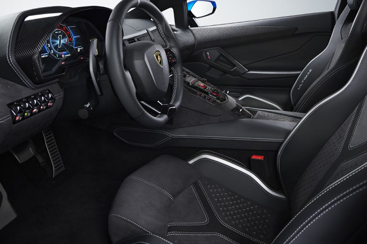 Cả 2 cũng đã làm việc với chương trình tùy chỉnh Ad Personam của Lamborghini để giúp chọn lớp sơn hoàn thiện bên ngoài và trang trí nội thất. Chiếc Lamborghini Aventador LP 780-4 Ultimae có dải màu nhạt dần, bắt đầu là sự pha trộn giữa màu xanh lam chuyển sang màu đen tuyền ở phía sau.