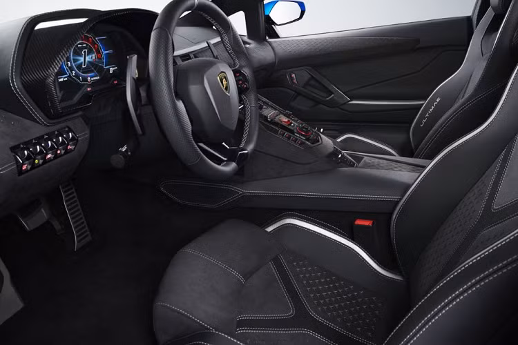 Cả 2 cũng đã làm việc với chương trình tùy chỉnh Ad Personam của Lamborghini để giúp chọn lớp sơn hoàn thiện bên ngoài và trang trí nội thất. Chiếc Lamborghini Aventador LP 780-4 Ultimae có dải màu nhạt dần, bắt đầu là sự pha trộn giữa màu xanh lam chuyển sang màu đen tuyền ở phía sau.