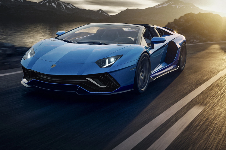 Lamborghini đã xác nhận vào năm 2021 rằng Ultimae sẽ trang bị động cơ V12 hút khí tự nhiên cuối cùng của công ty . Điều đó không có nghĩa là động cơ này sẽ biến mất khỏi dòng sản phẩm, vì Lamborghini đã thận trọng trong cách diễn đạt về việc loại bỏ động cơ.