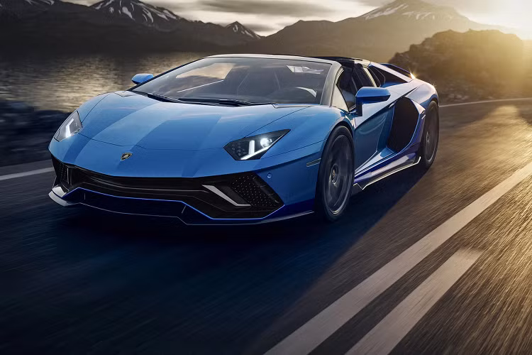 Lamborghini đã xác nhận vào năm 2021 rằng Ultimae sẽ trang bị động cơ V12 hút khí tự nhiên cuối cùng của công ty . Điều đó không có nghĩa là động cơ này sẽ biến mất khỏi dòng sản phẩm, vì Lamborghini đã thận trọng trong cách diễn đạt về việc loại bỏ động cơ.