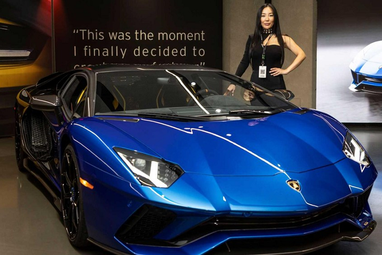 Lễ bàn giao đã cho phép chủ nhân mới của siêu xe Lamborghini Aventador LP 780-4 Ultimae gặp trực tuyến Krista Kim và Steve Aoki, 2 người đã cộng tác để tạo ra NFT, phiên bản tái tạo kỹ thuật số 1:1 của chiếc Aventador ngoài đời thực.