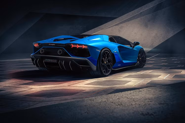 Lamborghini Aventador LP780-4 Ultimae chỉ mất thời gian 2,8 giây để tăng tốc từ vị trí xuất phát lên 100 km/h tương tự như Lamborghini Aventador SVJ nhưng tốc độ tối đa của xe đã được nâng thêm 5 km/h, lên con số 355 km/h.