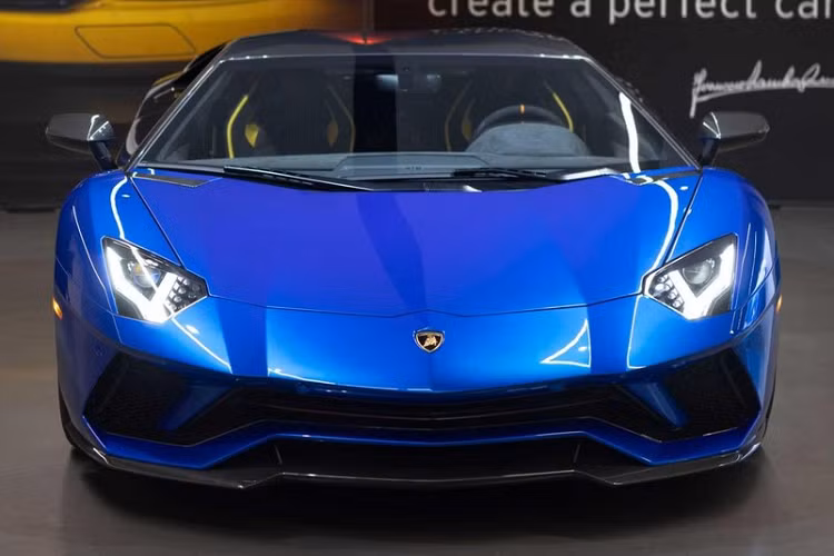 Đầu năm nay, hãng siêu xe Ý đã bán đấu giá chiếc Lamborghini Aventador LP 780-4 Ultimae cuối cùng. Nó được bán với giá hấp dẫn 1,6 triệu đô la, nhưng mức giá bảy con số bao gồm một mã thông báo không thể thay thế NFT. Đến nay, hãng siêu xe Lamborghini đã thông báo rằng họ đã cung cấp chiếc Ultimae cuối cùng đến khách hàng.